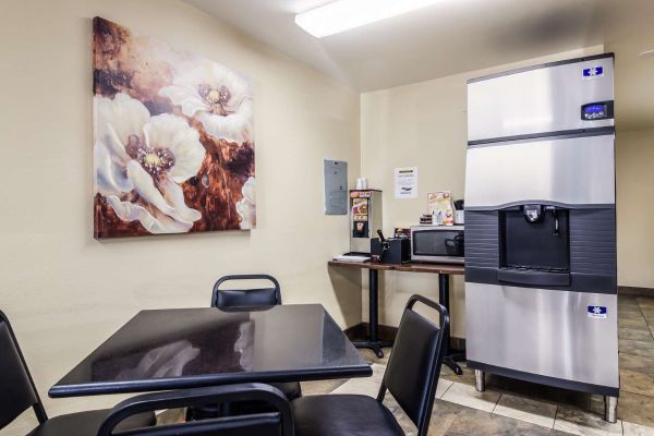 GUESTHOUSE INN & SUITES MONTESANO (Montesano)